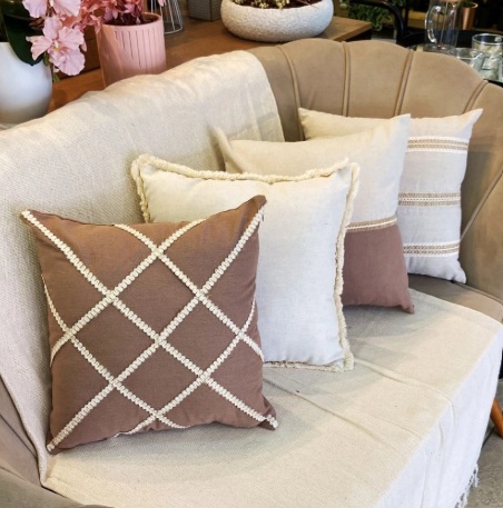almofadas com detalhes em tons de marrom