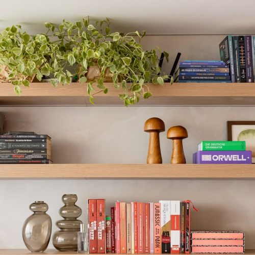 Peperômia pendente (Peperomia scandens) decorando estante de madeira